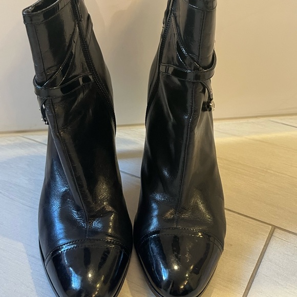Lauren Ralph Lauren Black Leather Booties High Heel Patent Cap Toe Sz 8.5 - Picture 3 of 9